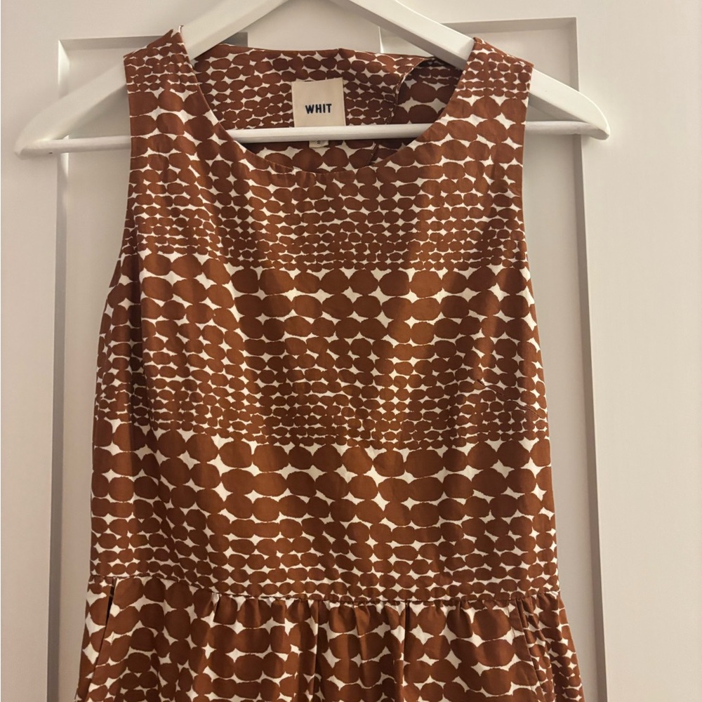 Gorgeous Whit sleek knee-length dress